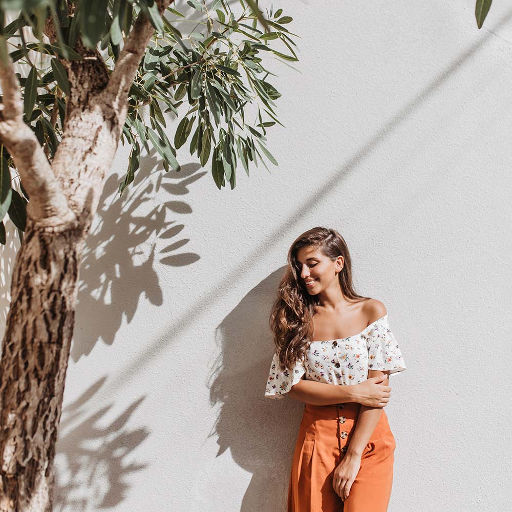 portrait-of-charming-lady-in-summer-resort-outfit2-9YWUD4H.jpg